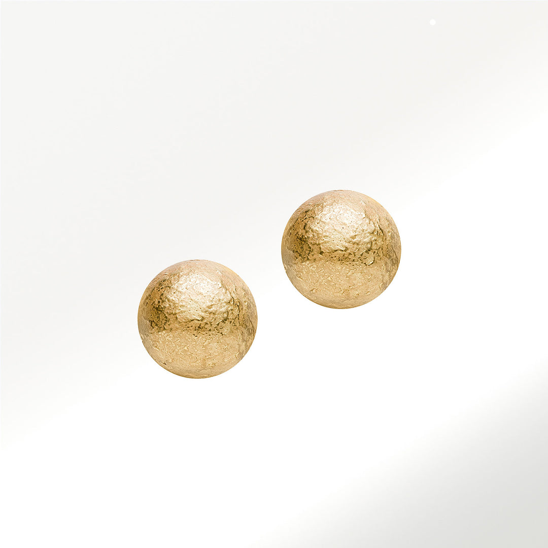 Pendientes Elena Carrera Texturas en oro de 18 quilates (750 milésimas) con un acabado arena tan característico de la marca inspirado en la naturaleza y un diámetro de 9 milímetros, perfecto para llevar a diario. BY ELENA CARRERA