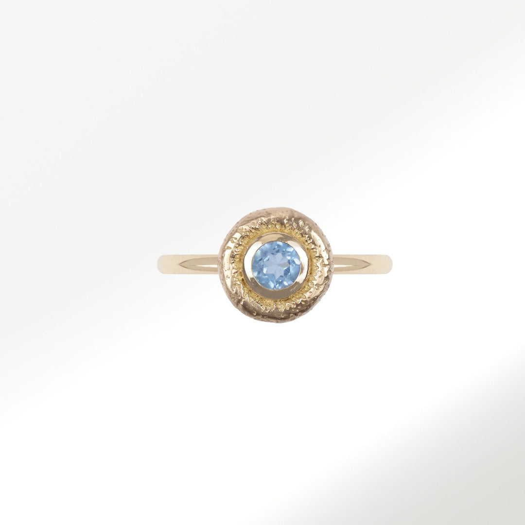 Anillo de la Colección Bubbles de oro amarillo de 18 quilates con topacio azul by Elena Carrera