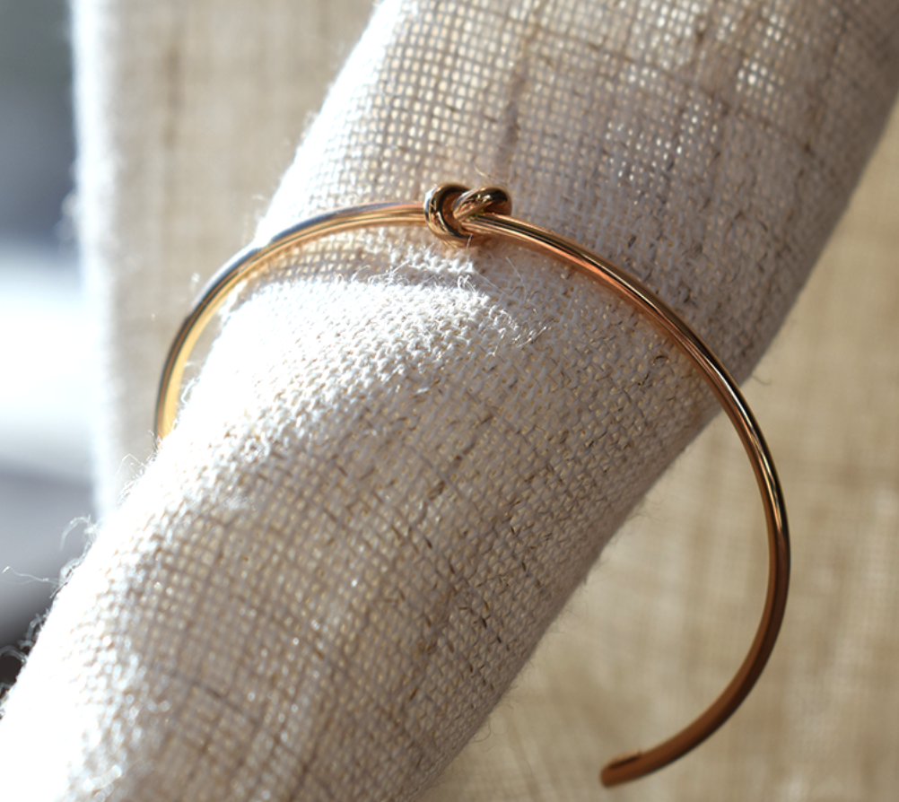 Pulsera rígida oro rosa nudo