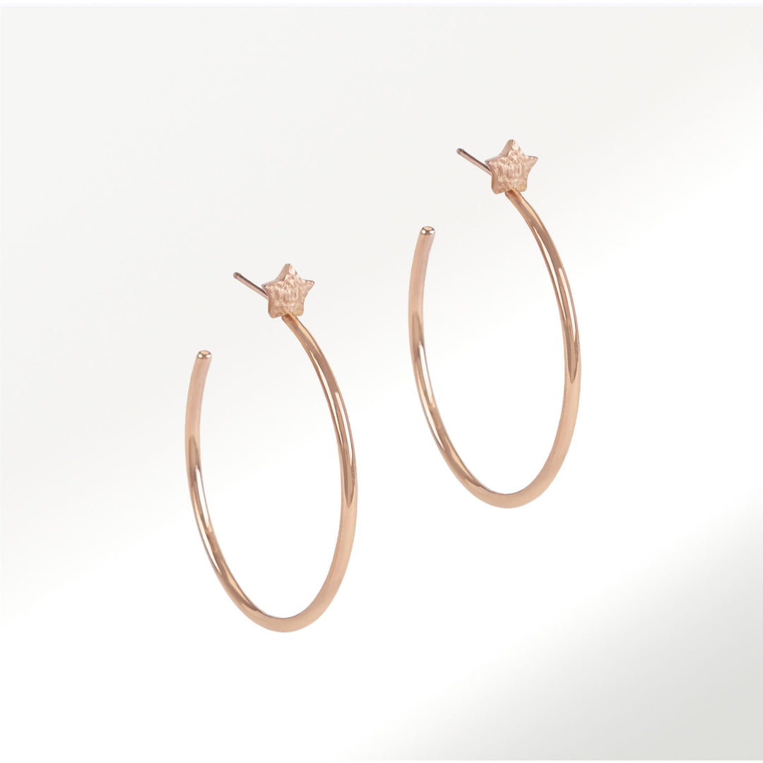 Pendientes 30 mm de la Colección Hoops de oro rosa de 18 quilates y estrellas con textura arena by Elena carrera