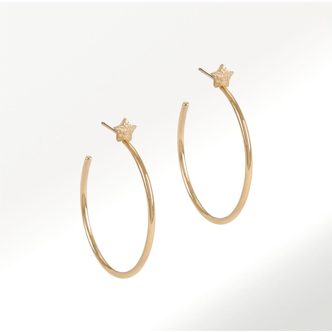 Pendientes 30 mm de la Colección Hoops de oro amarillo de 18 quilates y estrellas con textura arena by Elena Carrera