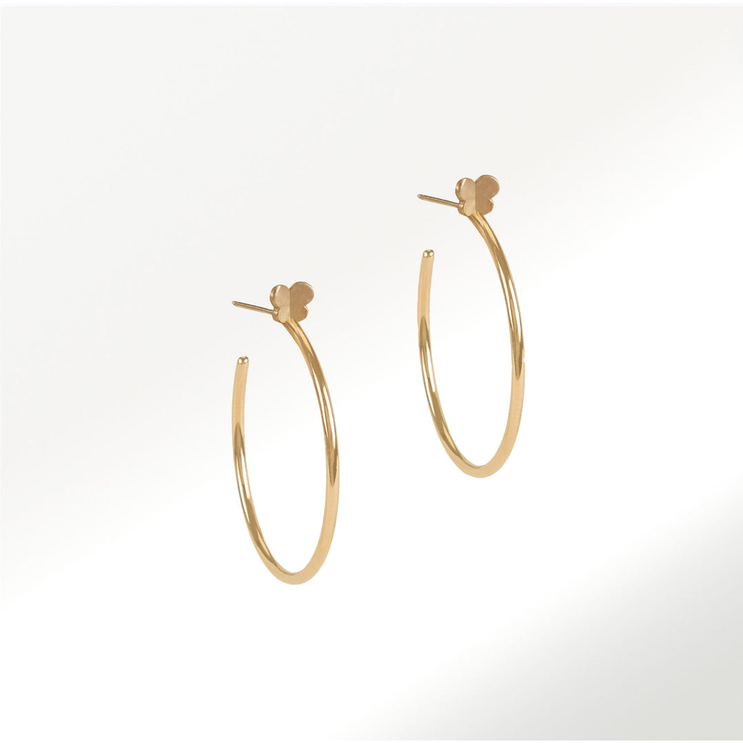 Pendientes 30 mm de la Colección Hoops de oro amarillo de 18 quilates y mariposas con textura arena by Elena Carrera