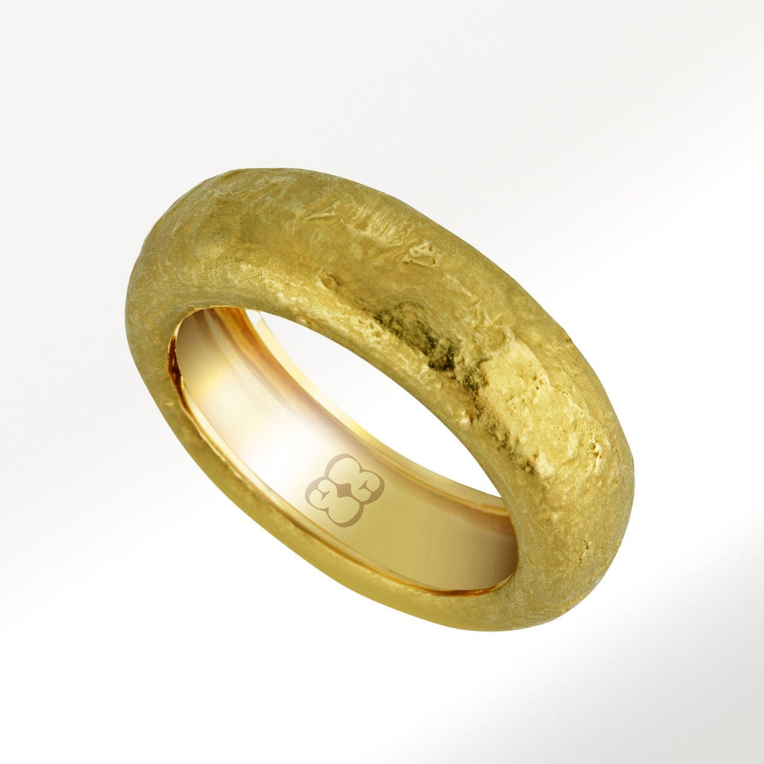 Sortija de 8 mm de la colección Texturas de oro amarillo y textura arena by elena carrera