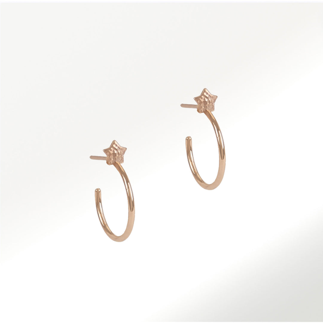 Pendientes de la colección Hoops con estrellas texturadas realizados en oro rosa de 18 quilates diámetro de 12mm by Elena carrera