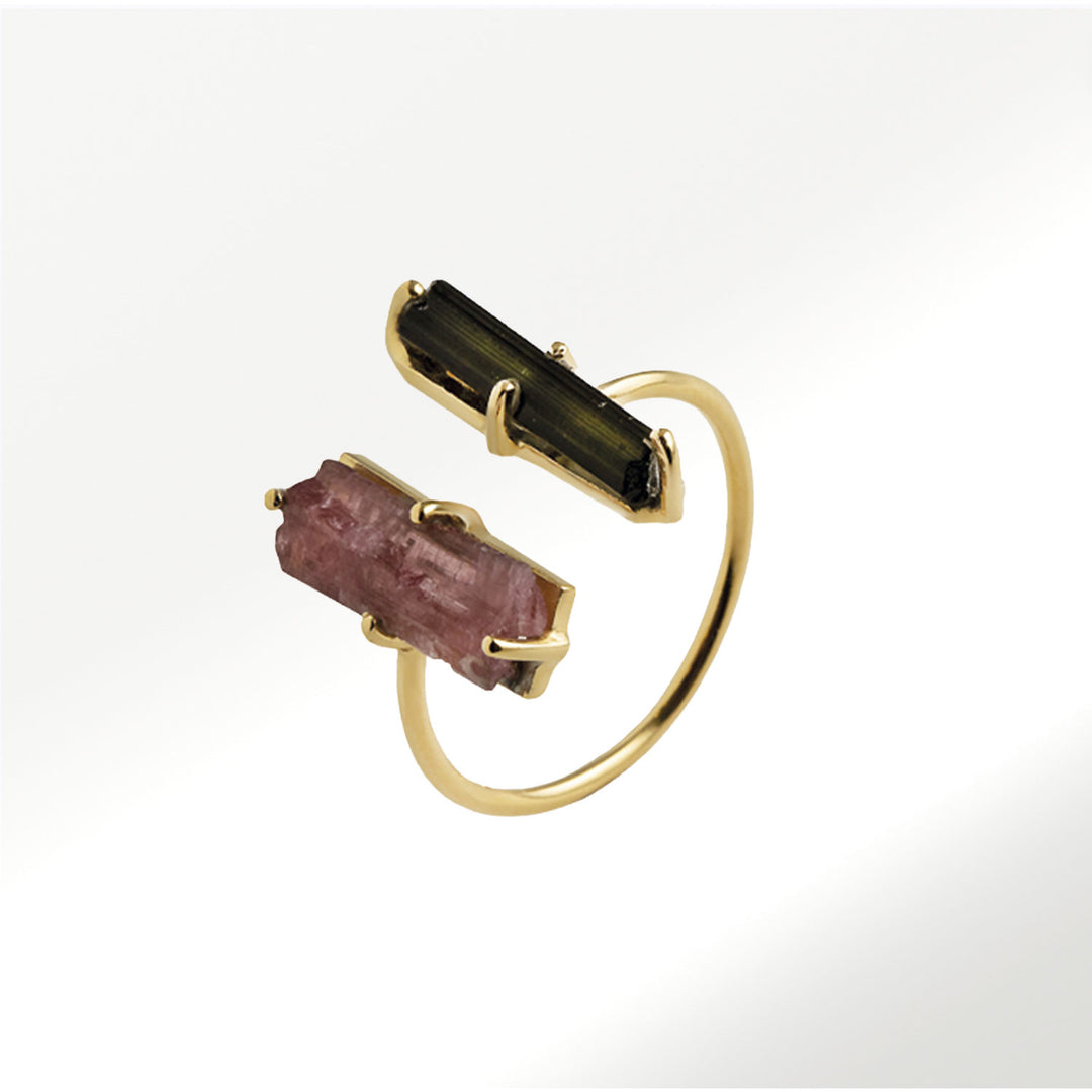 Anillo plata chapada en oro de 18kts, con dos turmalinas, una en tono rosa y otra en tono verde by Elena Carrera