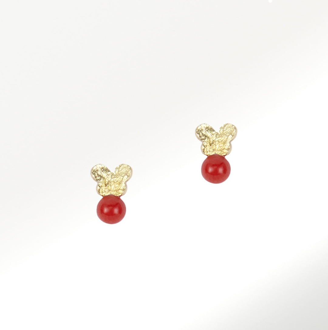 Pendientes mini de la Colección Mariposas en oro amarillo de 18 quilates y coral by Elena Carrera