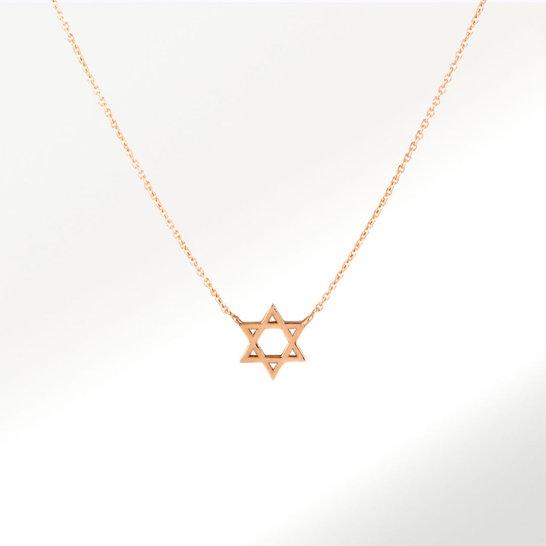 Collar Elena Carrera colección Mini en oro rosa de 18 quilates (750 milésimas), con estrella de David de 8mm y dos acabados, brillante por un lado y mate o satinado por el otro, esto permite que puedas llevarlo como más te apetezca, teniendo dos colgantes en uno BY ELENA CARRERA