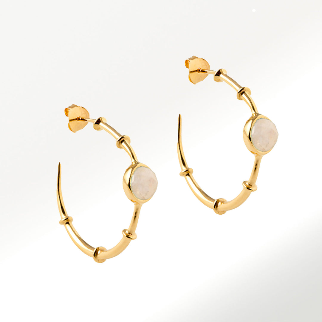 Aros de nuestra colección Silver Hoops, realizados en plata chapada en oro de 18Kts, con un diámetro de 15mm y una piedra luna. BY ELENA CARRERA