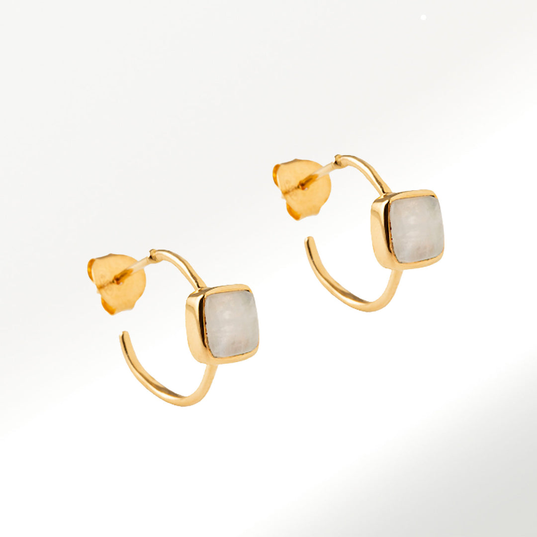 Aros de nuestra colección Silver Hoops, realizados en plata chapada en oro de 18Kts, con un diámetro de 15mm y una piedra luna. BY ELENA CARRERA