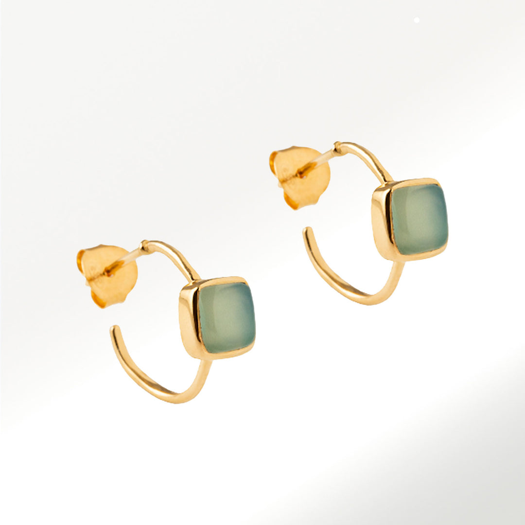 Aros de nuestra colección Silver Hoops, realizados en plata chapada en oro de 18Kts y ágata azul en un tono claro, el diámetro es de 15mm. BY ELENA CARRERA