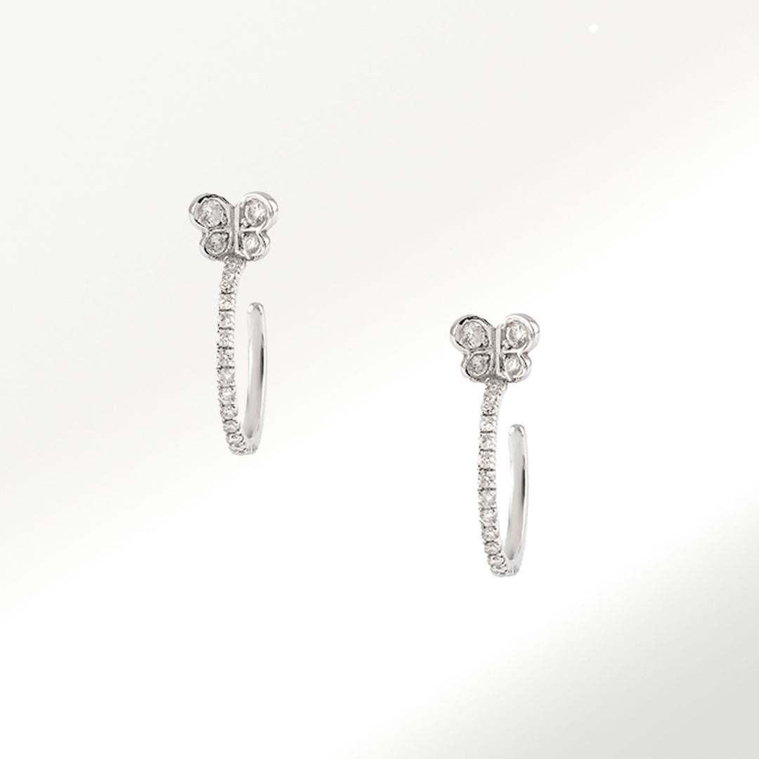 Pendientes Elena Carrera colección Hoops en oro blanco de 18 quilates (750 milésimas), diámetro de 13mm y mariposa de 6mm, con diamantes en talla brillante. BY ELENA CARRERA