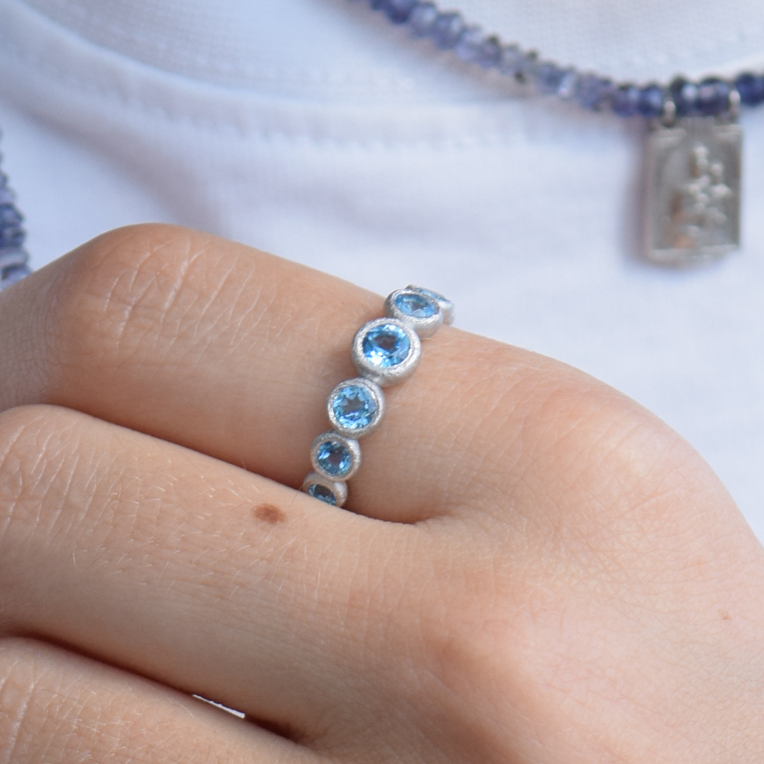 9 Bubbles white gold ring with blue topazes 