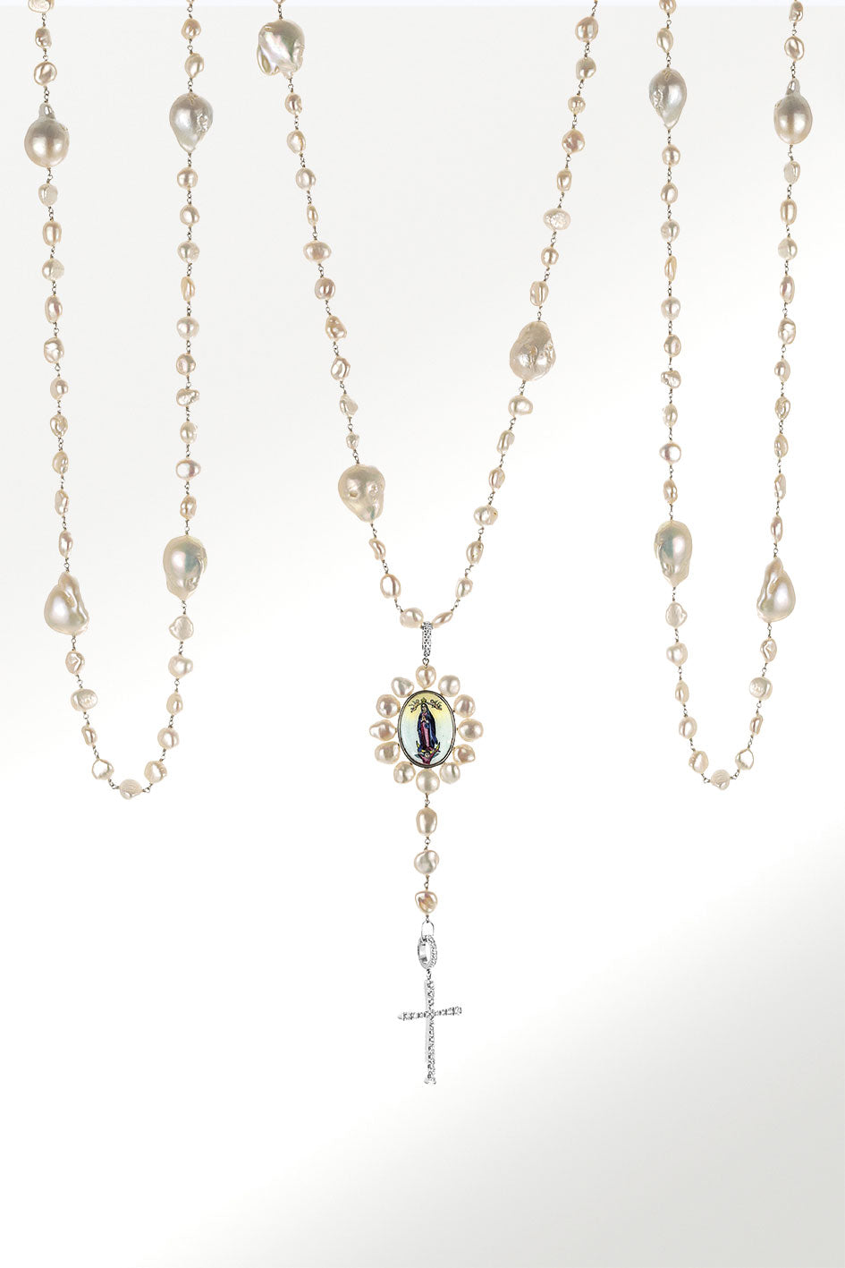 lazo joya  matrimonial By Elena Carrera en oro blanco perlas y diamantes con medalla Virgen en esmalte a fuego, PIEZA UNICA