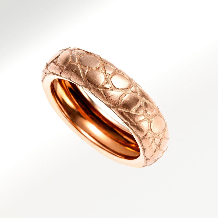 Sortija de 6 mm de la colección texturas de oro rosa y textura coco by Elena Carrera