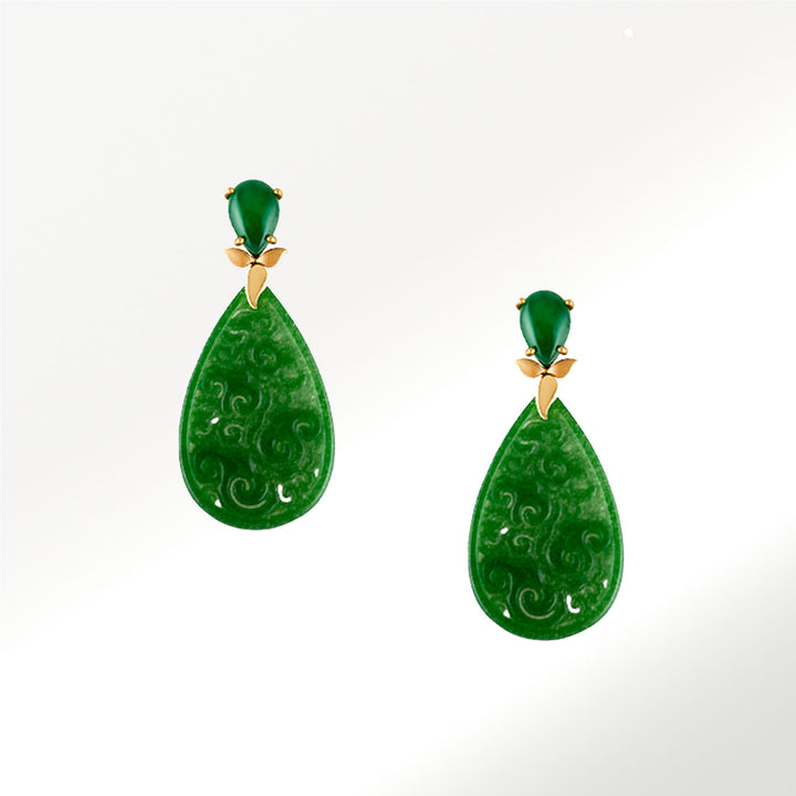Pendientes de la colección Pétalos realizados en jade verde tratado y oro amarillo, combina una perilla talla cabuchón con una gota tallada a modo de celosía by Elena Carrera
