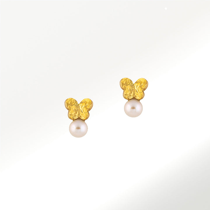Pendientes Elena Carrera colección Mariposas en oro de 18 quilates (750 milésimas), con el característico acabado textura arena de la firma y dos perlas cultivadas de 4mm BY ELENA CARRERA