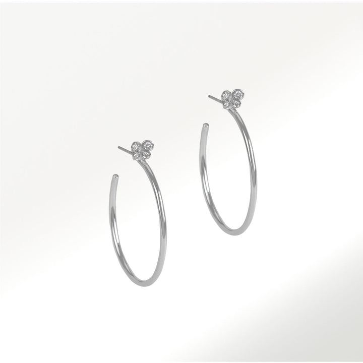 Pendientes 30 mm de la Colección Hoops de oro blanco de 18 quilates y mariposas de diamantes by Elena carrera