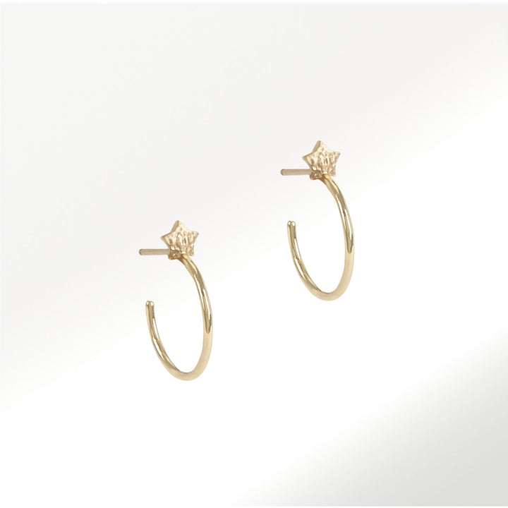 Pendientes 12 mm de la Colección Hoops de oro amarillo de 18 quilates y estrellas con textura arena by Elena Carrera