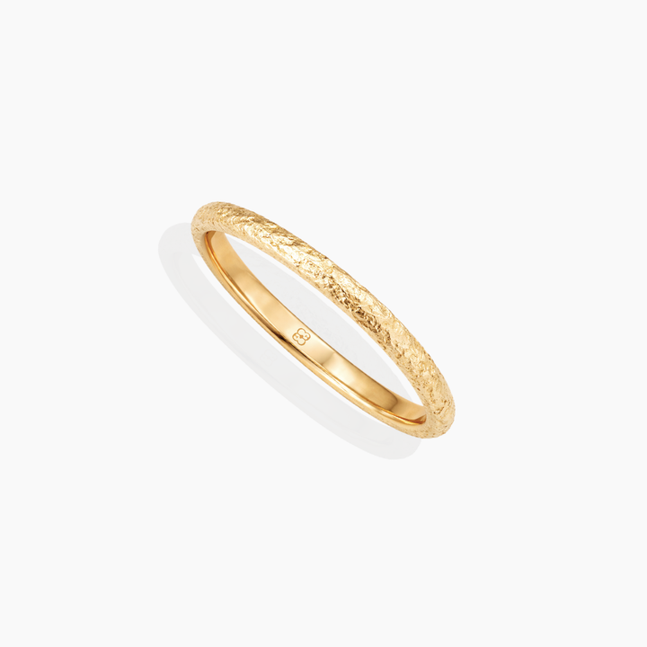 Alianza de boda de 2 mm en oro amarillo 18k con textura arena de By Elena Carrera