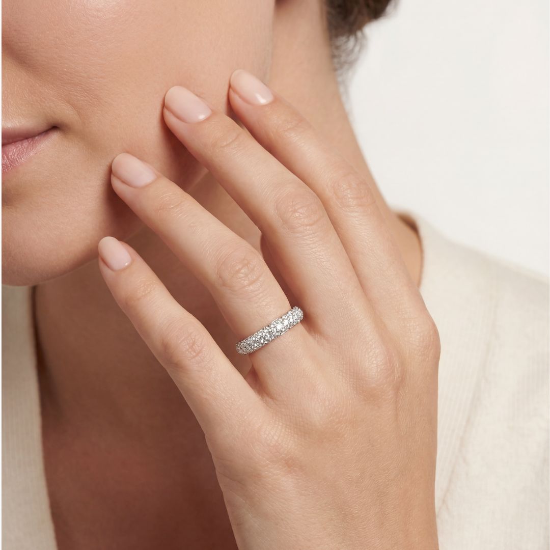 Alianza de boda de diamantes de 3 mm en oro blanco 18k llevada en la mano de By Elena Carrera