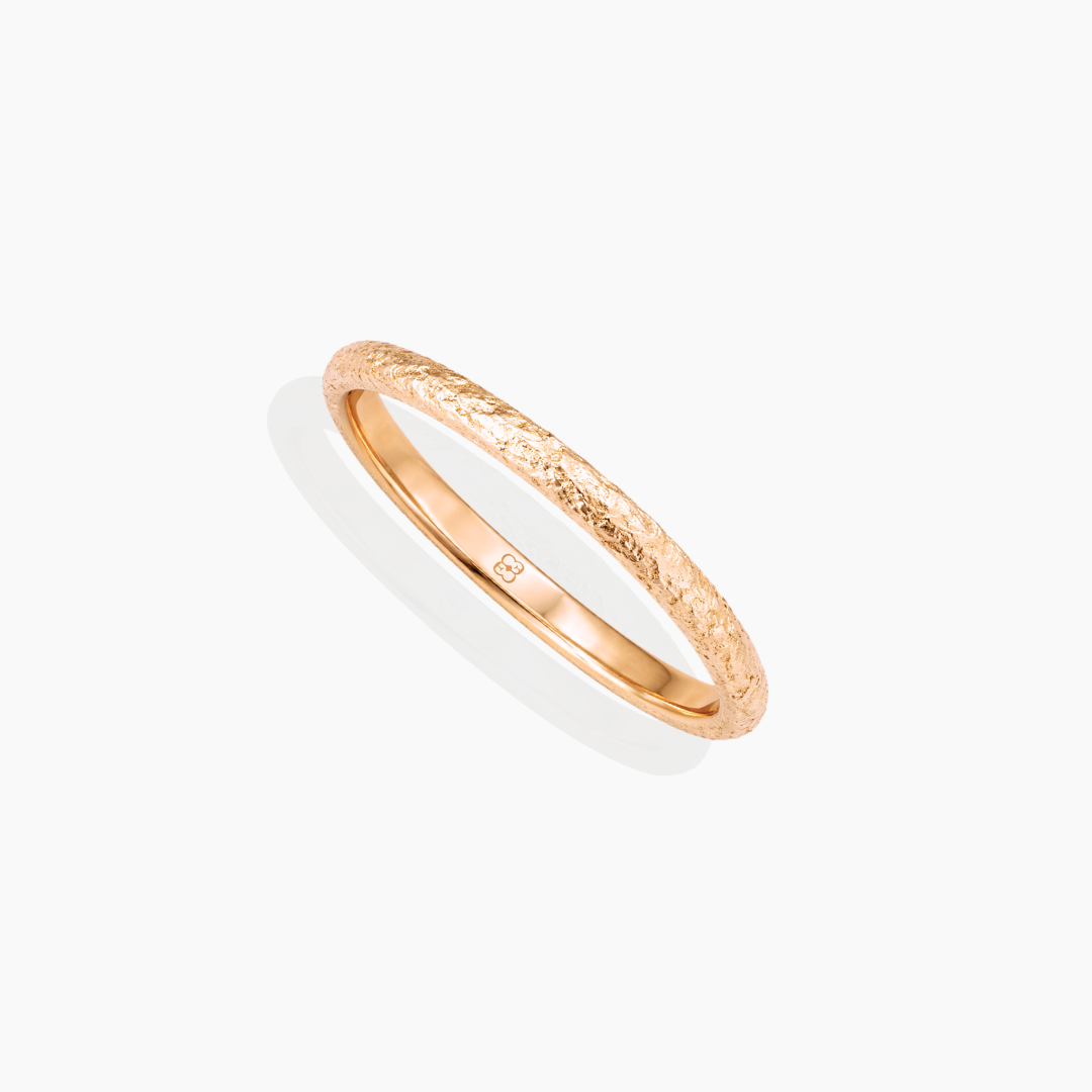 Alianza de boda en oro rosa 18k de 2 mm con textura arena de By Elena Carrera