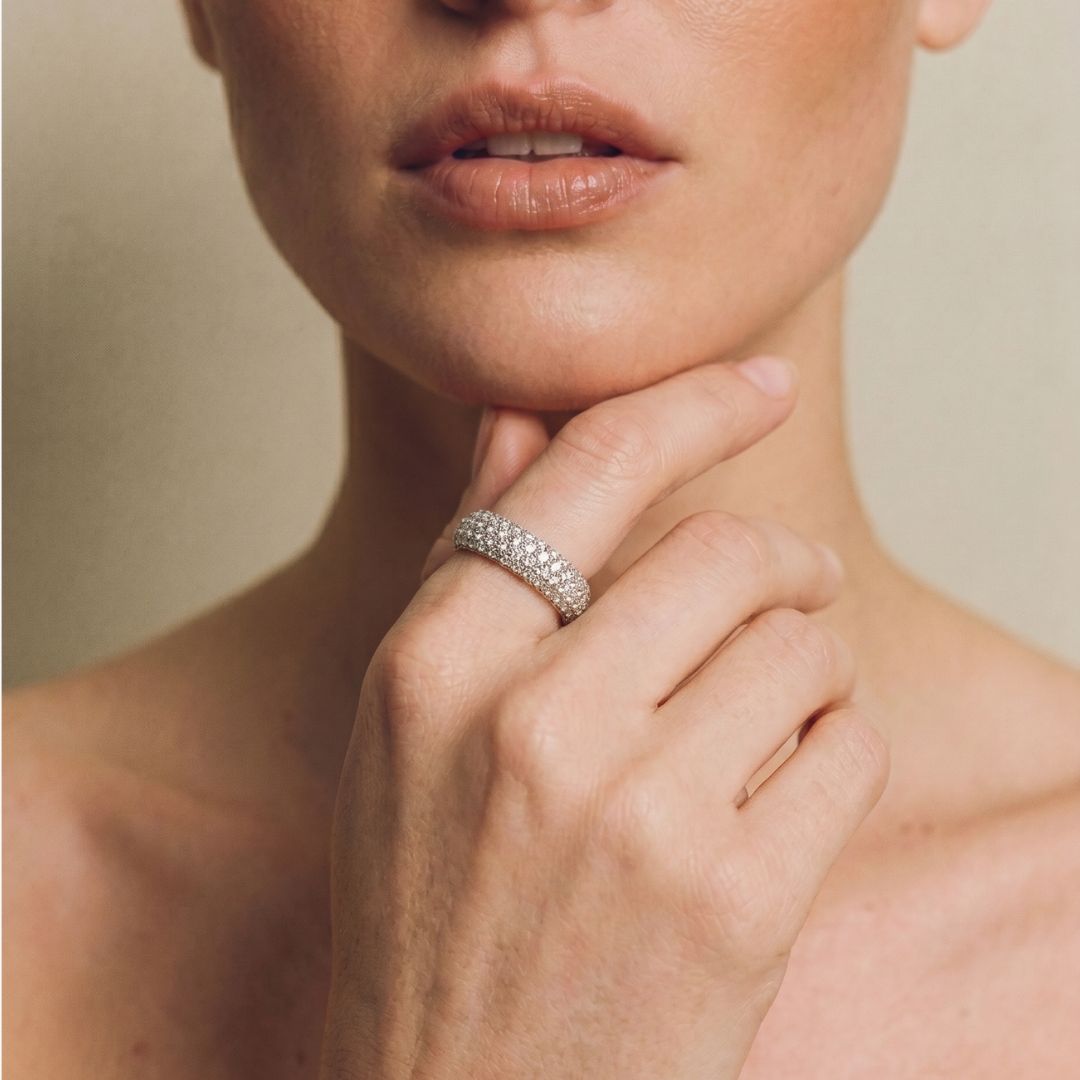 Alianza de diamantes naturales en oro blanco 18k de 6 mm para mujer de By Elena Carrera