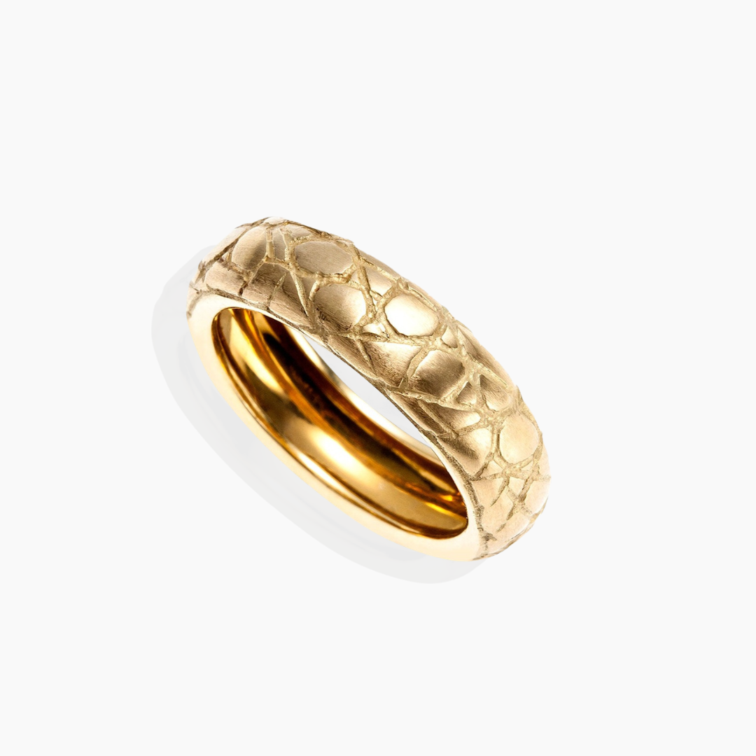 Alianza de oro amarillo 18k con textura coco y 6 mm de ancho