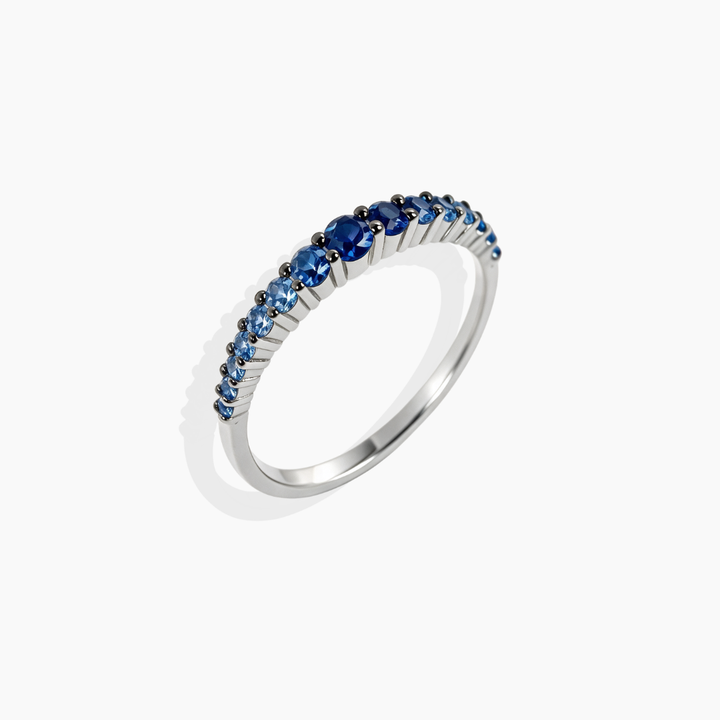 Alianza de zafiros azules naturales en oro blanco 18k de By Elena Carrera