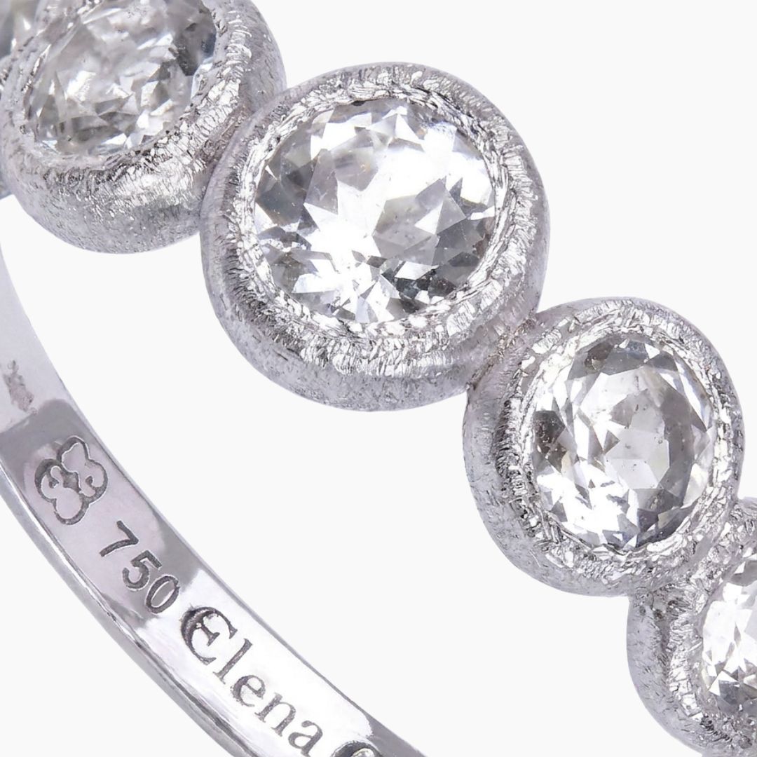 Detalle del Anillo de compromiso 7 Bubbles con diamantes naturales y textura arena de By Elena Carrera