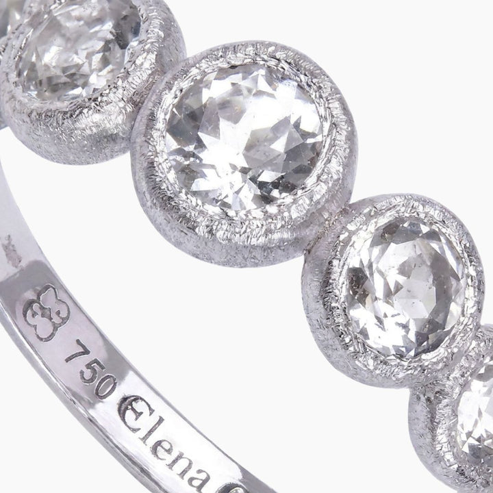 Detalle del Anillo de compromiso 7 Bubbles con diamantes naturales y textura arena de By Elena Carrera