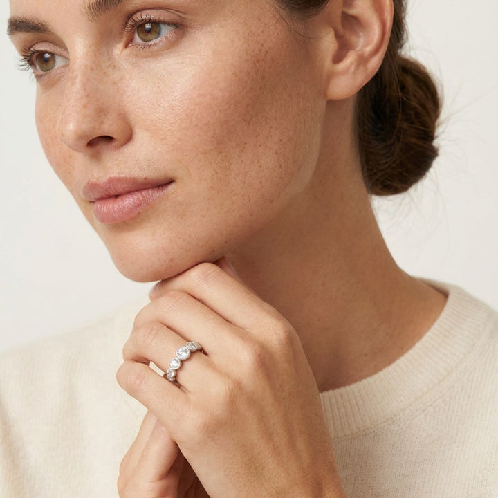 Anillo 7 Bubbles en oro blanco 18k con diamantes llevado en la mano de By Elena Carrera