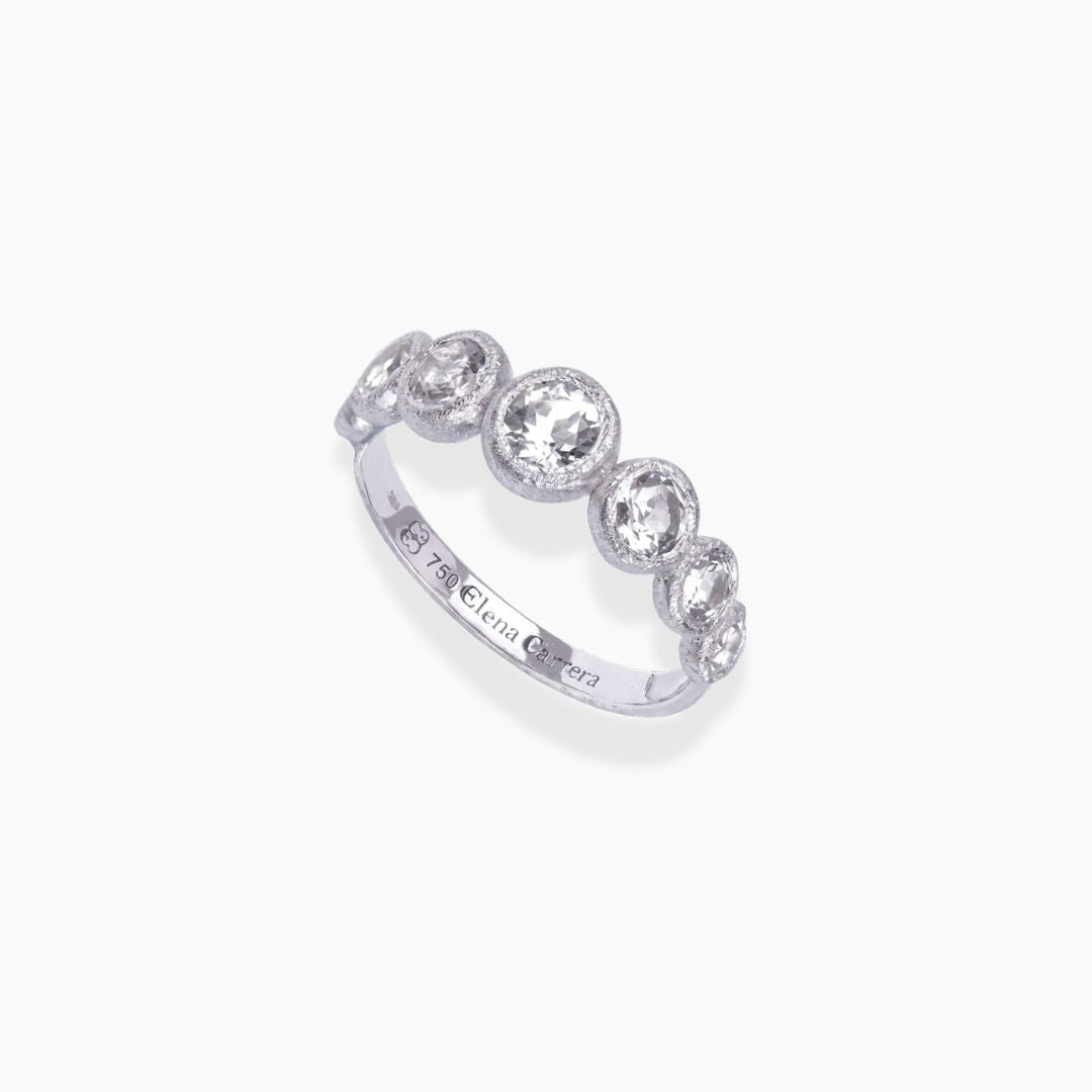 Anillo de compromiso 7 Bubbles en oro blanco 18k con siete diamantes naturales de By Elena Carrera