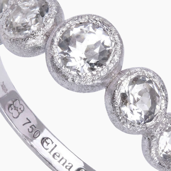 Anillo 9 Bubbles con diamantes naturales talla brillante y textura arena de By Elena Carrera