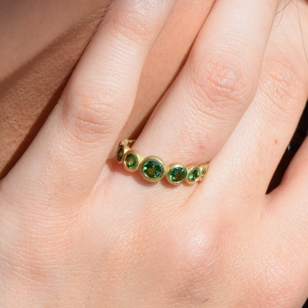 Anillo 9 Bubbles con tsavoritas naturales puesto en mano By Elena Carrera