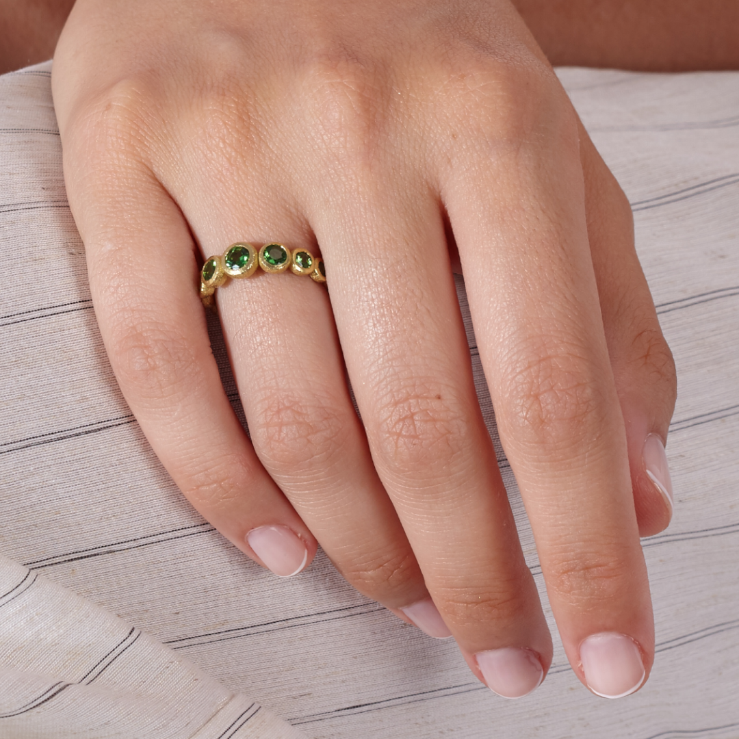 Anillo 9 Bubbles con tsavoritas naturales puesto en mano By Elena Carrera