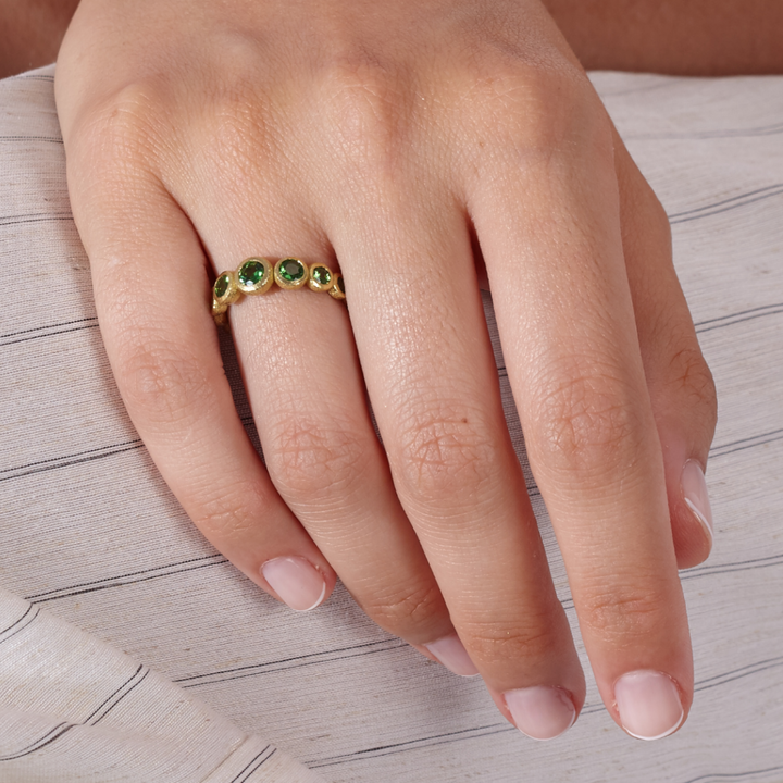 Anillo 9 Bubbles con tsavoritas naturales puesto en mano By Elena Carrera