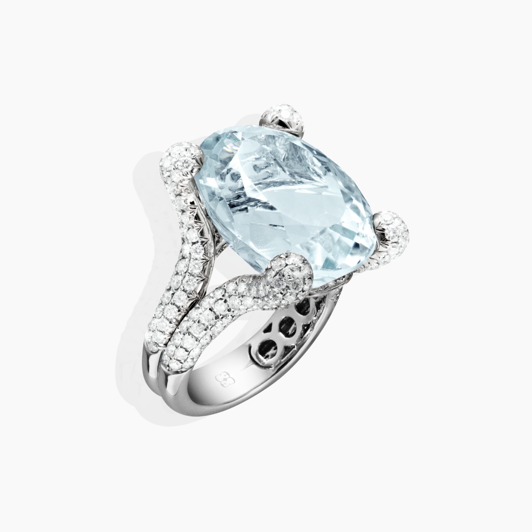 Anillo con aguamarina natural y diamantes blancos en oro blanco 18k de By Elena Carrera