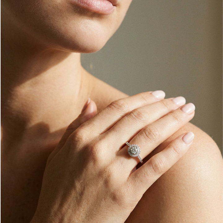Anillo Bubbles Pavé en oro blanco 18k con diamantes llevado en la mano de By Elena Carrera