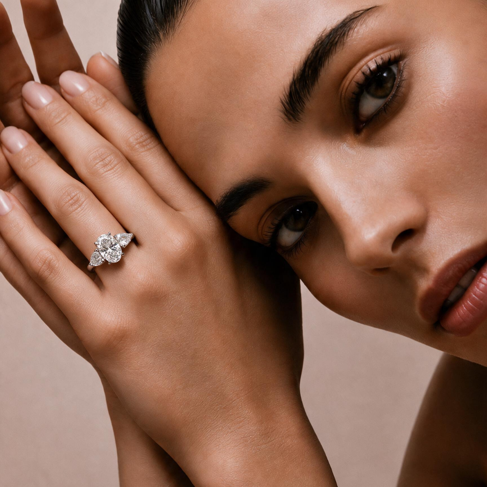 Modelo luciendo un anillo de compromiso en oro blanco 18k con diamantes de laboratorio de la colección Diamantes Lab de Elena Carrera