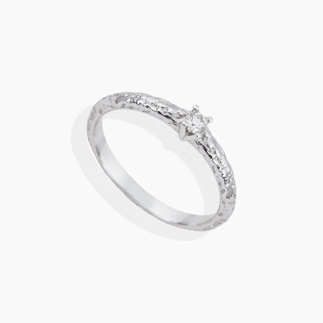 Anillo de compromiso solitario en oro blanco 18k con diamante natural de By Elena Carrera