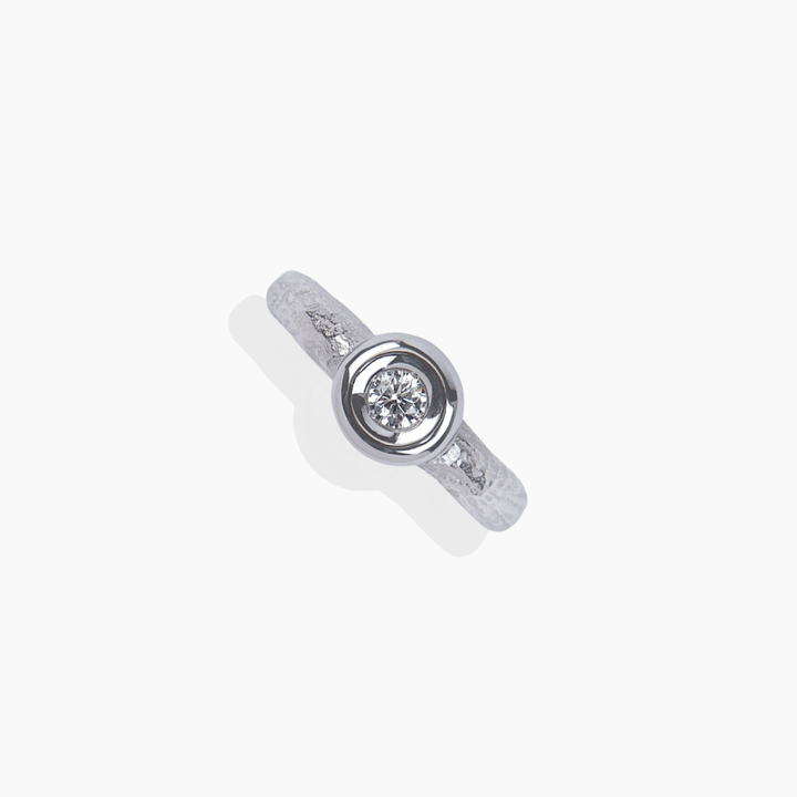 Anillo de compromiso solitario en oro blanco 18k con diamante natural Elena Carrera