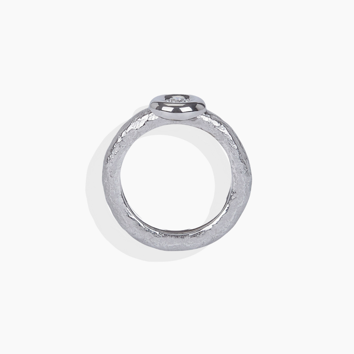Anillo de compromiso solitario en oro blanco 18k con diamante natural Elena Carrera