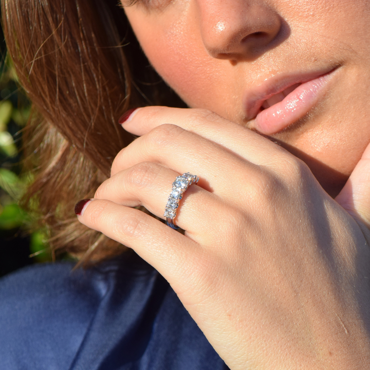 Anillo Éclat en oro blanco 18k con diamantes naturales talla brillante puesto en mano | By Elena Carrera