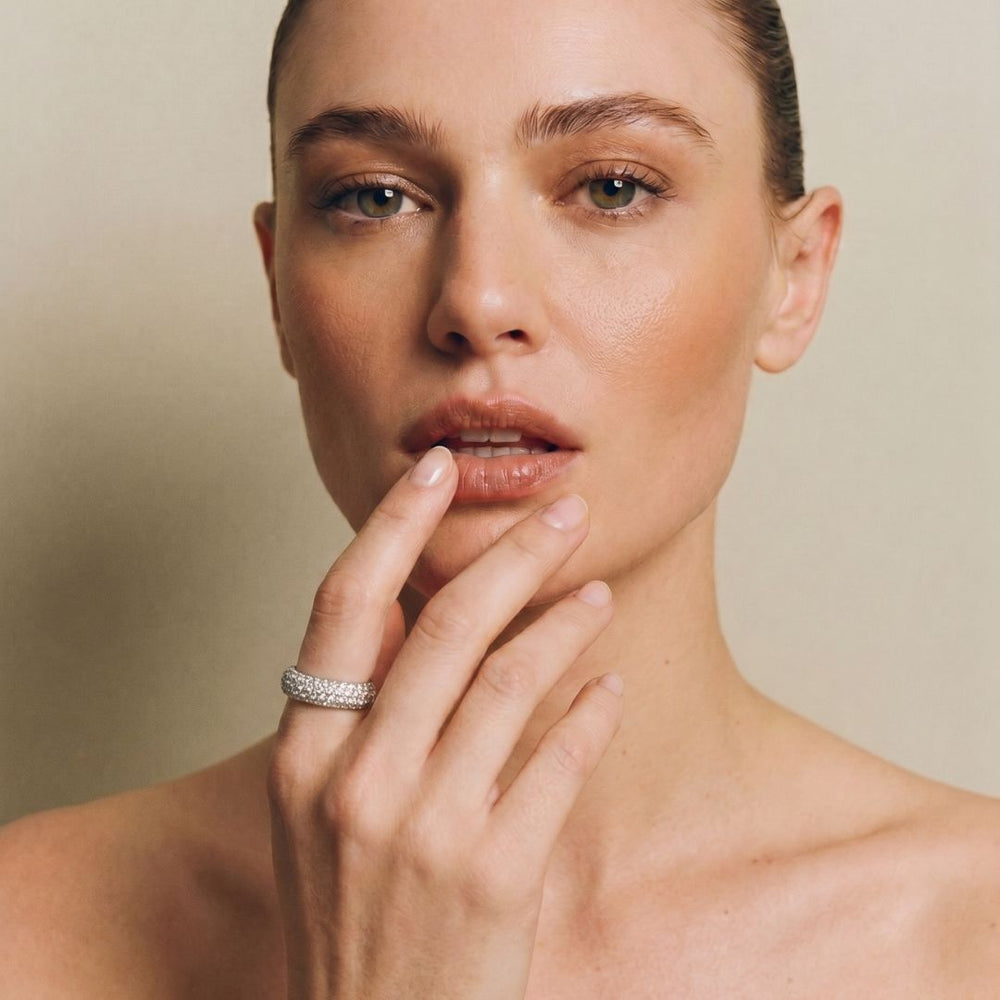 Anillo de diamantes en oro blanco 18k de 6 mm llevado en la mano de By Elena Carrera