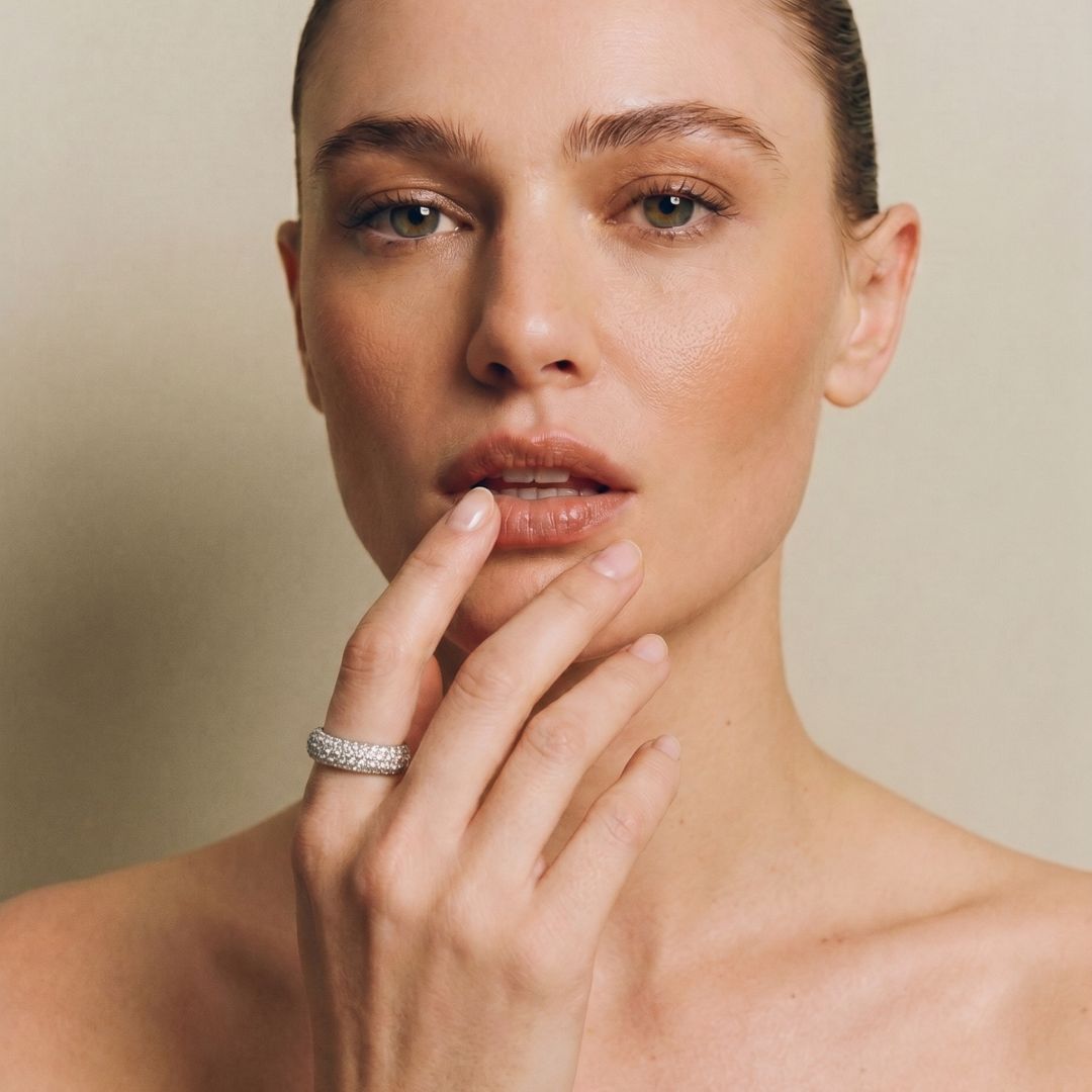Anillo de diamantes en oro blanco 18k de 6 mm llevado en la mano de By Elena Carrera