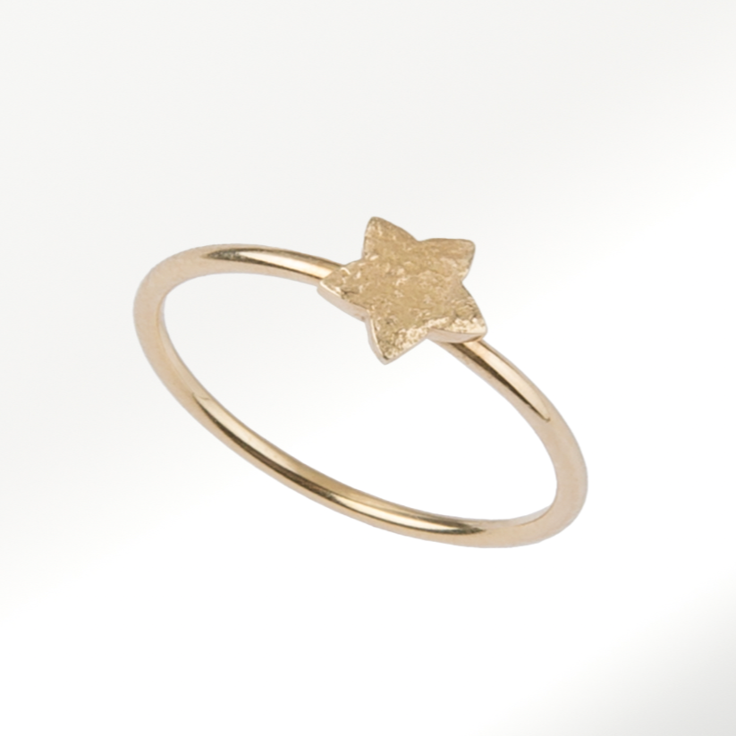 Anillo Estrella Mini en oro amarillo 18k con textura arena de By Elena Carrera