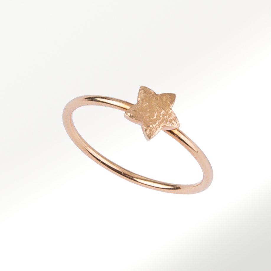 Anillo estrella mini en oro rosa 18k de By Elena Carrera