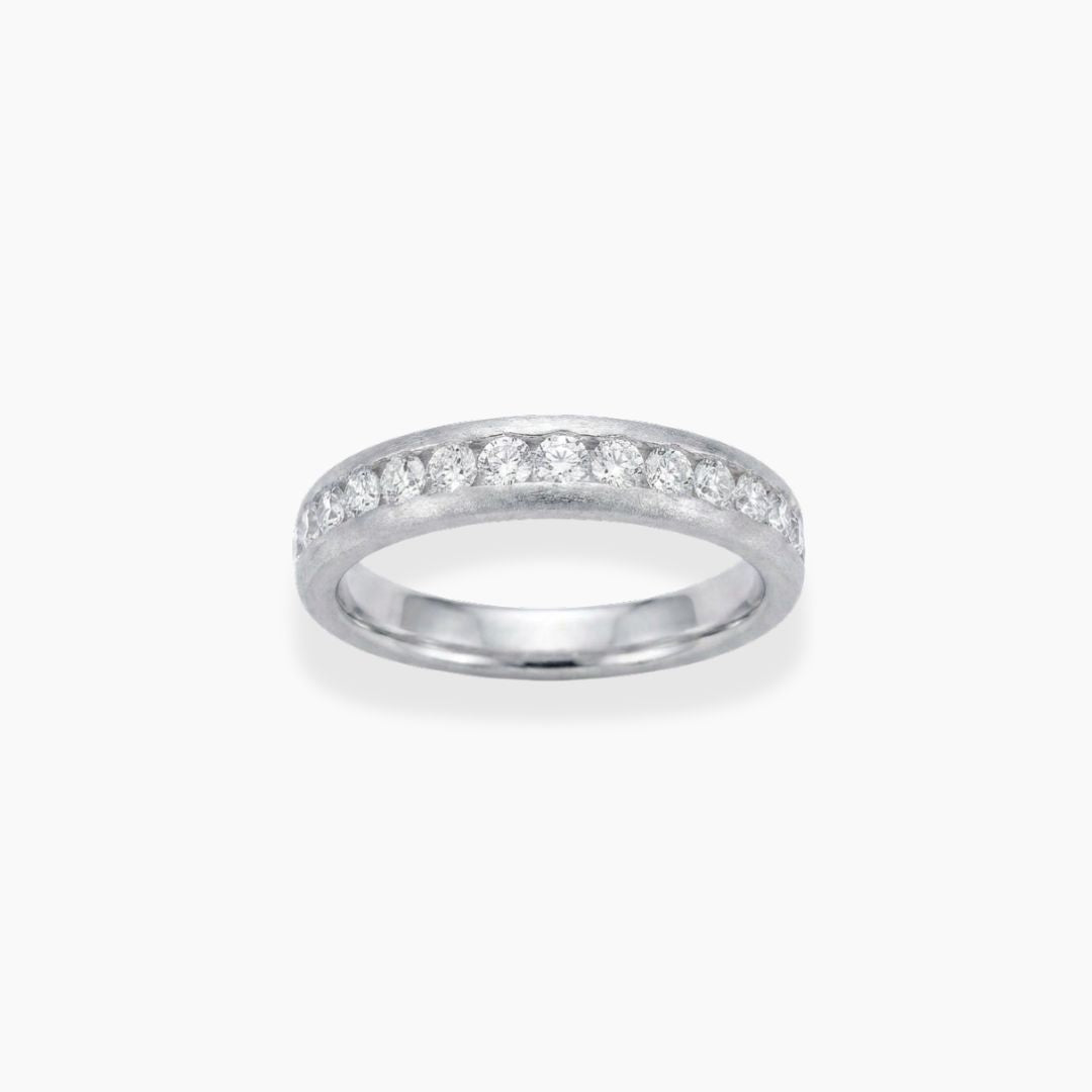 Anillo media alianza en oro blanco 18k con diamantes naturales de By Elena Carrera