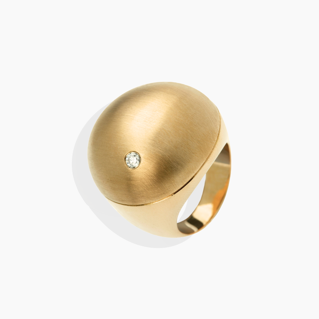 Anillo de oro amarillo 18k con diamante blanco y acabado mate By Elena Carrera