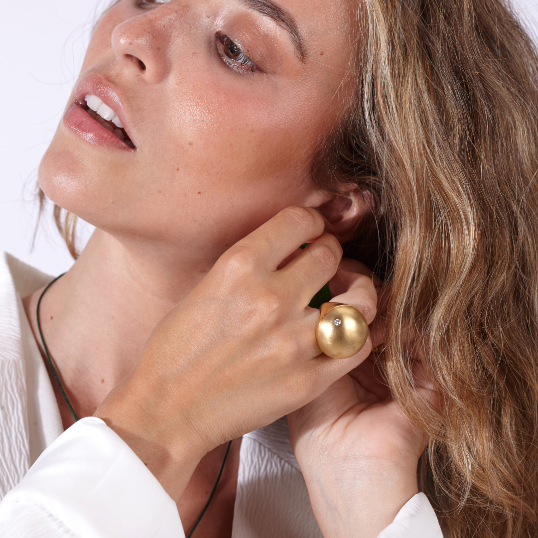 Anillo de oro amarillo 18k con diamante blanco puesto en modelo By Elena Carrera